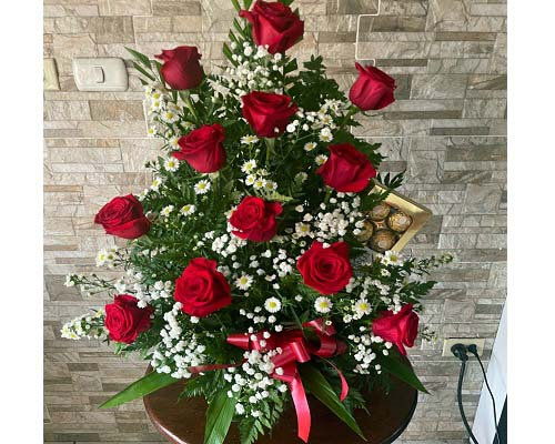 12 Rosas Rojas con Caja de Chocolate (8unidades) - Floristería El Tulipán