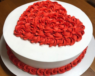 Pastelblancoconcorazónderosetones_